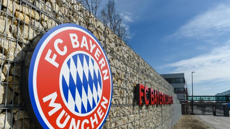 Das Logo des Fußball-Bundesligisten FC Bayern München hängt am Eingang zum Gelände des FC Bayern Campus.