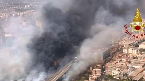 Blick aus einem Hubschrauber der Feuerwehr auf Brände neben der Via Palermo - dichter Rauch zieht über die Wohnhäuser.