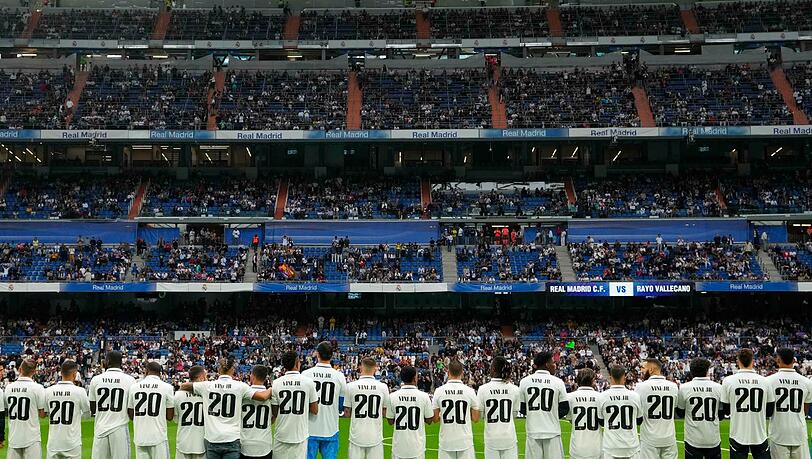 Spieler von Real Madrid tragen Trikots mit dem Namen ihres Mannschaftskameraden Vinicius Junior. Spieler von Real Madrid tragen Trikots mit dem Namen ihres Mannschaftskameraden Vinicius Junior.