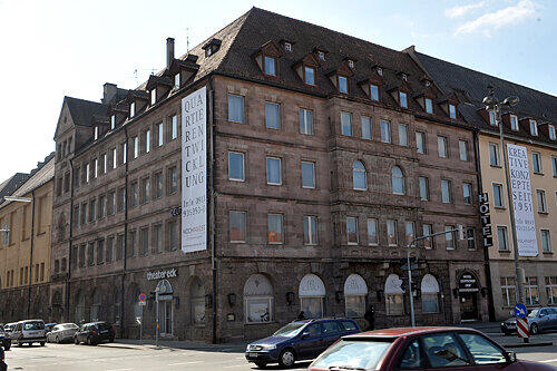 Das Hotel Deutscher Hof (vorne) wird wohl erhalten bleiben. Hier konnten sich die Denkmalschützer durchsetzen. Allerdings steht nun das Lessingtheater links davon auf der Abbruchliste.