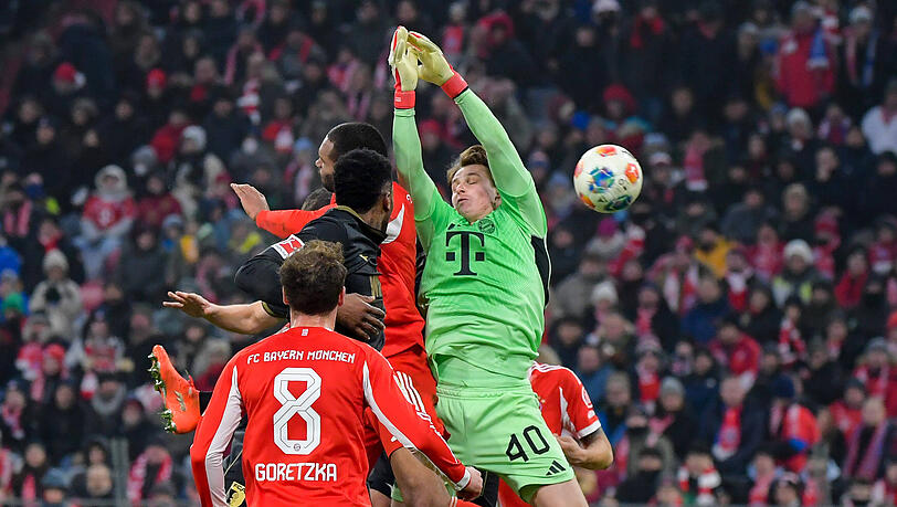 Neuer-Vertreter Jonas Urbig wurde beim Ausgleichstreffer von Teamkollege Jonathan Tah behindert. Neuer-Vertreter Jonas Urbig wurde beim Ausgleichstreffer von Teamkollege Jonathan Tah behindert.