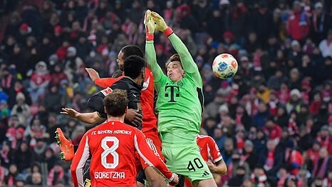 Neuer-Vertreter Jonas Urbig wurde beim Ausgleichstreffer von Teamkollege Jonathan Tah behindert.