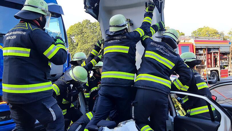 Die Einsatzkräfte nutzten technisches Gerät, um die verletzte Frau schonend aus dem Auto zu holen. Die Einsatzkräfte nutzten technisches Gerät, um die verletzte Frau schonend aus dem Auto zu holen.