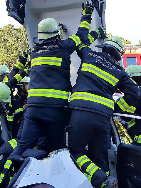 Die Einsatzkr&auml;fte nutzten technisches Ger&auml;t, um die verletzte Frau schonend aus dem Auto zu holen.