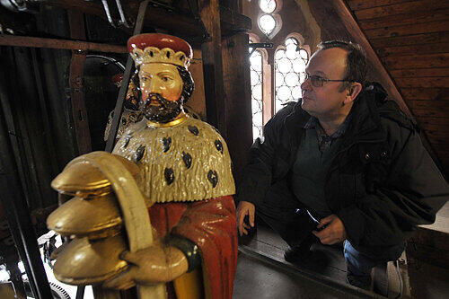 Techniker Anton Baron überprüft regelmäßig den 500 Jahre alten Mechanismus des Nürnberger Männleinlaufens.