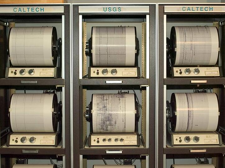 Seismografen bei der Aufzeichnung von Erdstößen
