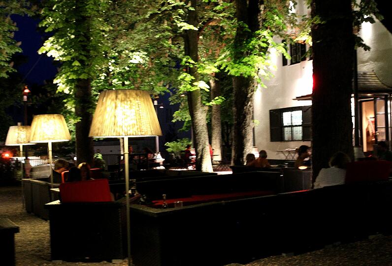 Strahlend: Im Mangostin ist schon der Eingang zum Biergarten sehr einladend.