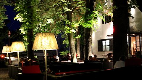 Strahlend: Im Mangostin ist schon der Eingang zum Biergarten sehr einladend.