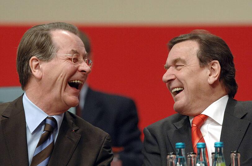 Sie waren 2005 die bestimmten Figuren der SPD: Franz Müntefering und Gerhard Schröder am Ende der Verhandlungen.