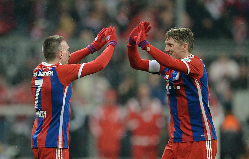 BASTIAN SCHWEINSTEIGER Note 2:
ersetzte Alonso als alleiniger Sechser. Sehr offensiv, weil beide Außenverteidiger innen sicherten. Wuchtig und Kopfballstark beim 1:0 in der 3. Minute, brachte so den FCB am Geburtstag auf die Siegerstraße.