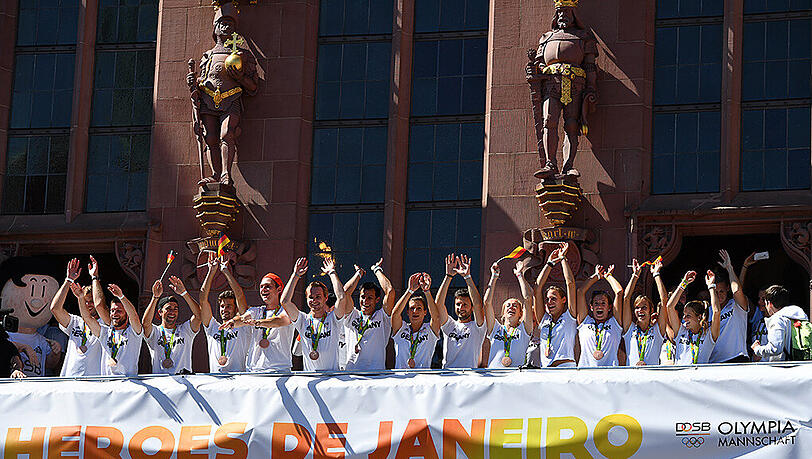 "Heroes de Janeiro": Am Dienstag wurde das deutsche Olympia-Team in Frankfurt am Main empfangen. "Heroes de Janeiro": Am Dienstag wurde das deutsche Olympia-Team in Frankfurt am Main empfangen.