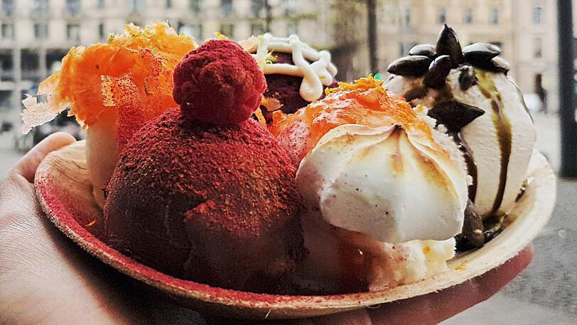 Was für ein Anblick: eine Kreation aus dem Wilhelm &ndash; mit Himbeerstaub, Blutorangenmarmelade und noch mehr.