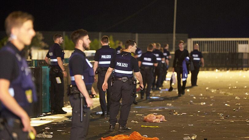 "Rock am Ring": Polizisten suchen das Festival-Gelände ab.