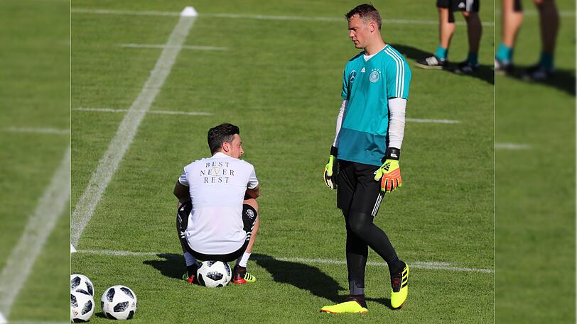 Mesut Özil und Torwart Manuel Neuer im Training im Mai 2018.