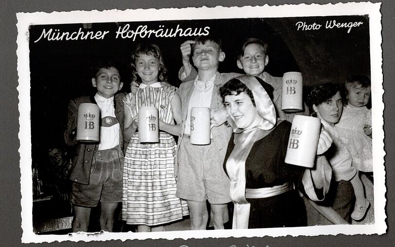 AZ-Leser Alexander Metz aus München erinnert sich an einen Familienausflug nach München: "1956 fuhr die Tante Maja mit uns Kindern von Landshut nach München. Zum Abschluss unseres Ausflugs landeten wir im Hofbräuhaus. Wir Kinder durften auch ein Bier trinken, weil die gute Tante meinte: Wenns auf des fette Essen hi a Limo trinkts, dann speibts. Trinkts liaba a Bier!" Und so kam es dann auch, wie das Foto eindrucksvoll beweist.