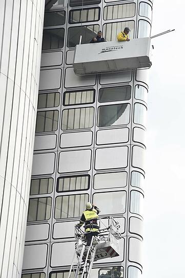Mittels Drehleiter wurde Kontakt zu den beiden Männern aufgenommen.