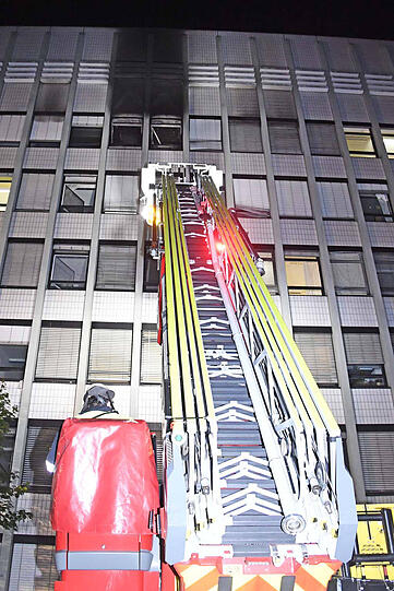 Das Feuer brach im 5. Stock der Unterkunft aus - das Gebäude musste teilweise evakuiert werden. Die Bilder vom Feuerwehreinsatz.