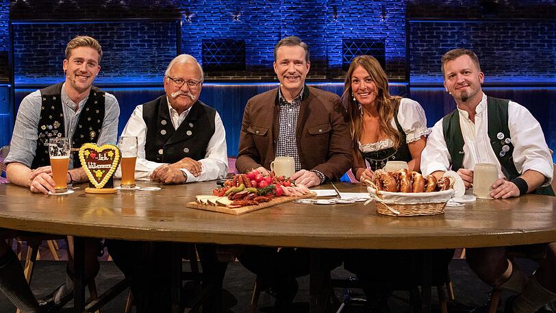 Die Witz-Kandidaten in Wiesn-Atmosphäre mit Moderator Alexander Herrmann (M., v. l.): Schoß, Wiggerl, Silvia, Claus.
