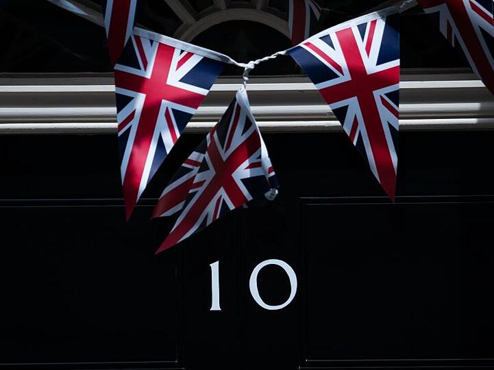 Fähnchen vor der Tür der 10 Downing Street. Aus Protest gegen das Verhalten des britischen Regierungsberaters Cummings ist Staatssekretär Douglas Ross zurückgetreten.