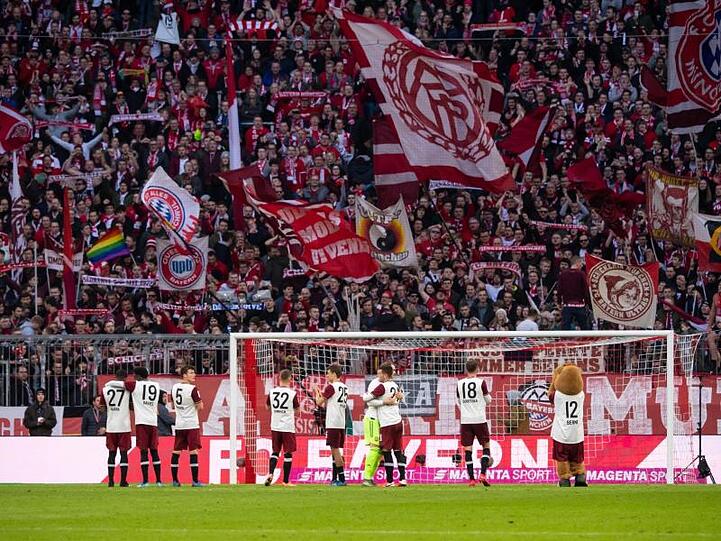 Die Spieler von München jubeln nach dem Spiel vor den eigenen Fans in der Allianz Arena. Foto: Sven Hoppe/dpa
