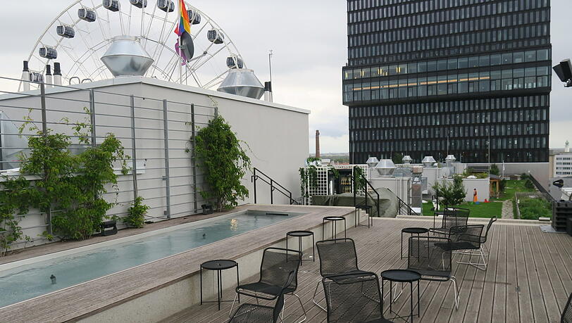Wenn es das Wetter zulässt, kann man auf der Dachterrasse mit Drink in der Hand auch die Füße im Pool baumeln lassen. Wenn es das Wetter zulässt, kann man auf der Dachterrasse mit Drink in der Hand auch die Füße im Pool baumeln lassen.