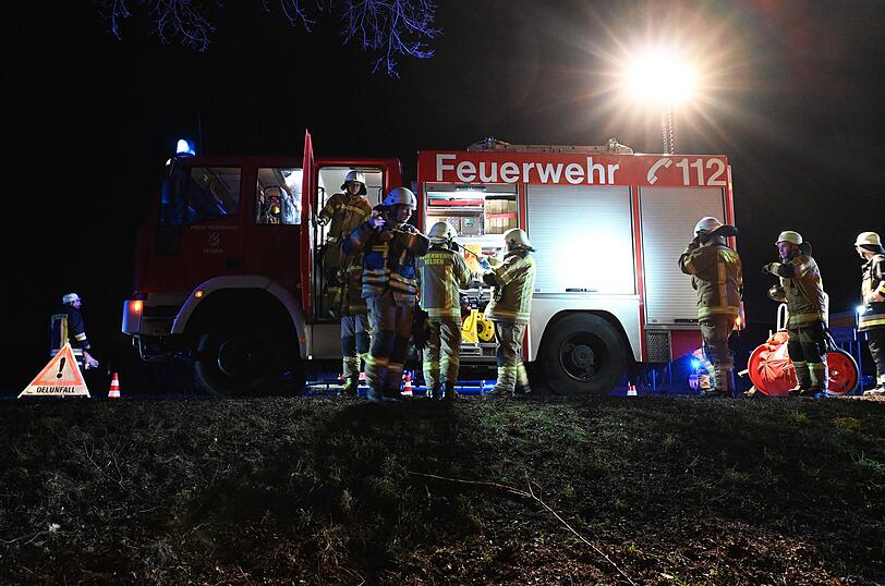 Betrunken auf dem Heimweg von der Disco: Der Fahrer (21) und seine Beifahrerin (19) konnten sich selbst aus dem Wagen befreien, sie kamen leicht verletzt ins Krankenhaus.