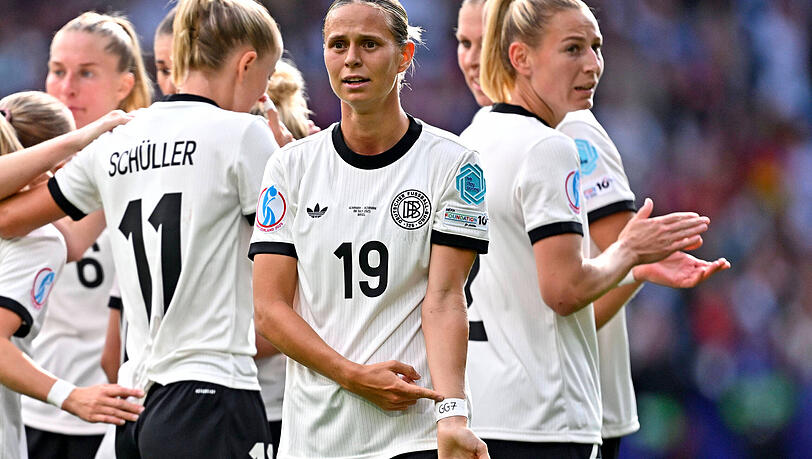 Für die verletzte Giulia Gwinn: Die deutschen Frauen hielten Gwinns Trikot beim Teamfoto in die Kameras und alle trugen auch ein weißes Armbändchen mit der Aufschrift "GG7". Für die verletzte Giulia Gwinn: Die deutschen Frauen hielten Gwinns Trikot beim Teamfoto in die Kameras und alle trugen auch ein weißes Armbändchen mit der Aufschrift "GG7".
