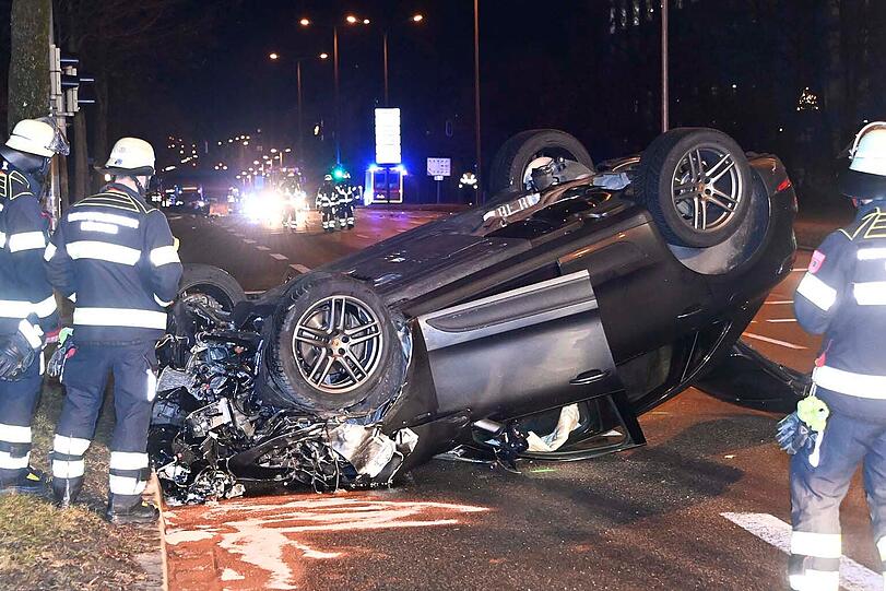 Der Fahrer des Porsches konnte sein Auto mehr oder weniger unverletzt verlassen. Der Fahrer des Porsches konnte sein Auto mehr oder weniger unverletzt verlassen.