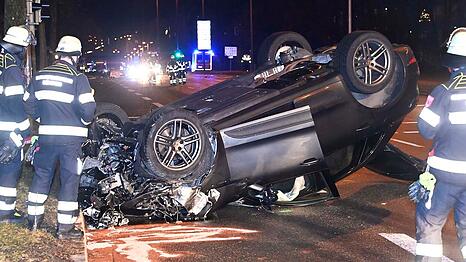 Der Fahrer des Porsches  und seine Begleiterin konnten sich selbst aus dem am Dach liegenden Fahrzeug befreien.