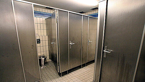 Eine öffentliche Toilette. Eine öffentliche Toilette.