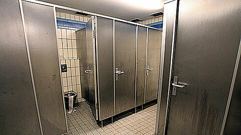 Eine öffentliche Toilette.