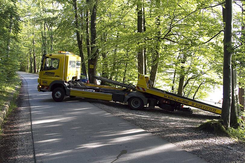 Sommer und Sonne am Starnberger See: Da ging auch ein Porsche Boxter Cabrio am Dienstag baden. Nachdem das Fahrzeug aus unbekannter Ursache ins Wasser gerollt war, musste es vom Abschleppdienst geborgen werden.