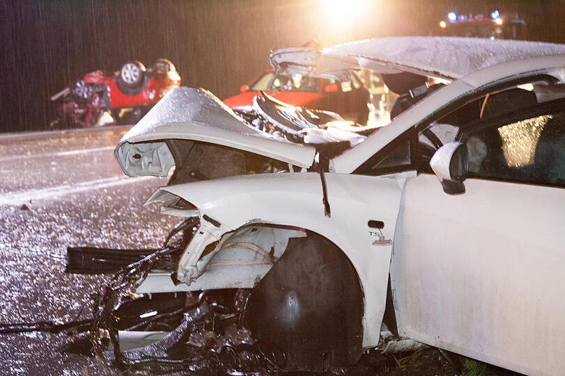Schlimmer Unfall auf der B2: 3 Tote und ein schwer Verletzter.