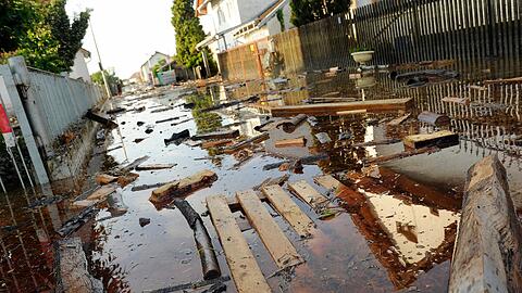 Die Hilfsbereitschaft der Menschen ist groß: In der vom Hochwasser schwer betroffenen Stadt Deggendorf sammelt der Kreisjugendring (KJR) Sachspenden für die Flutopfer.