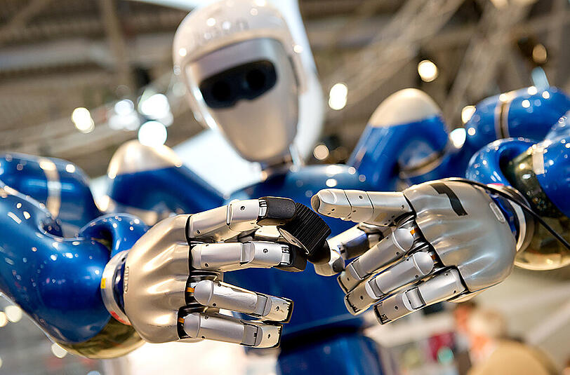Der Roboter "Justin", entwickelt vom Deutschen Zentrum für Luft- und Raumfahrt (DLR), ist am 22.05.2012 auf der Automatica 2012 in München zu sehen.