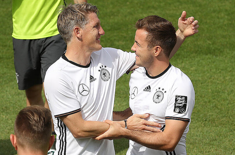 Ex-Bayern-Teamkollege Bastian Schweinsteiger gratulierte Mario Götze im EM-Trainingslager in Ascona/Schweiz besonders herzlich zu dessen 24. Geburtstag.