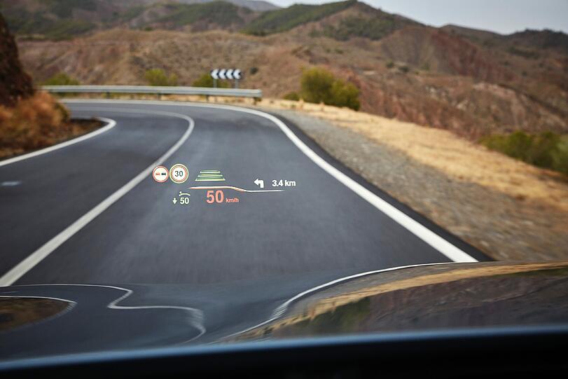 Die Anzeigen des Head-up-Displays wurden für die nächste 5er-Generation deutlich vergrößert und erweitert.