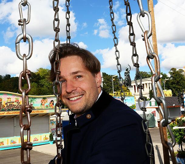 Der Dirigent Clemens Schuldt im Kettenkarussell auf der Oidn Wiesn.