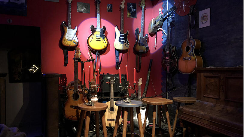Laden zum Spieen eine: Gitarren und ein Klavier.