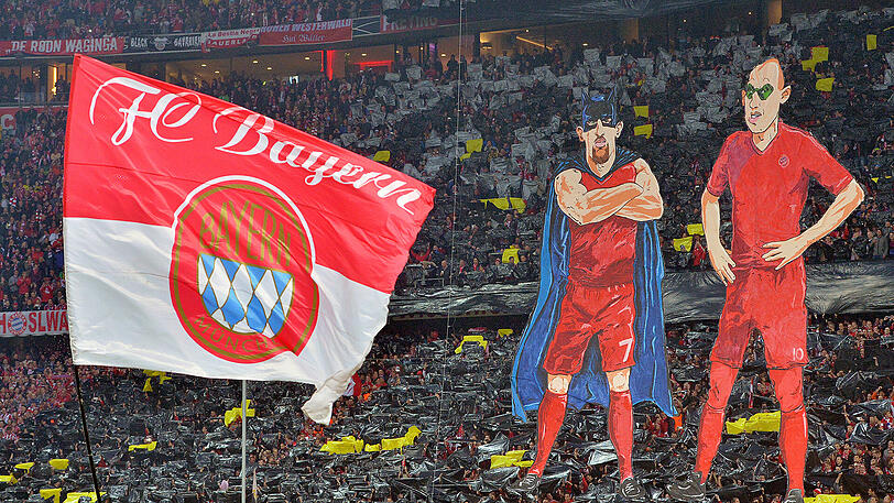 28. April 2015: Franck Ribéry als "Batman" (links) und Arjen Robben als "Robin" - Choreo der Bayern-Fans vor dem Pokal-Halbfinale gegen Borussia Dortmund (1:3 nach Elfmeterschießen).