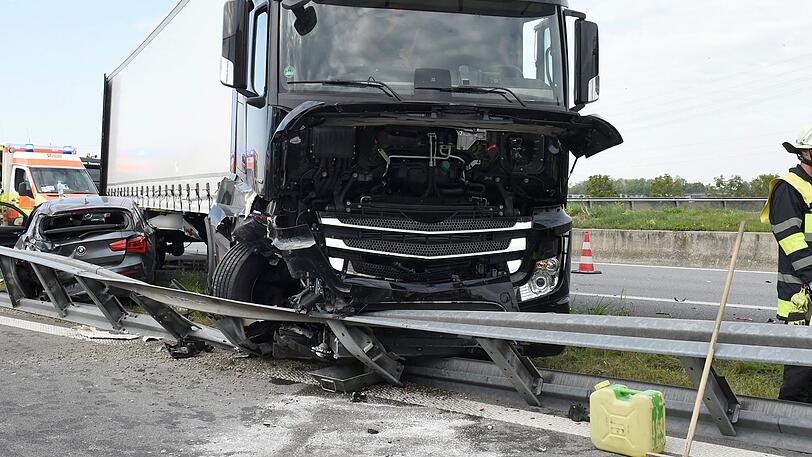 Bei dem Unfall auf der A99 wurden vier Personen leicht verletzt.