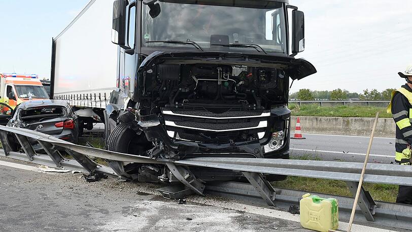 Bei dem Unfall auf der A99 wurden vier Personen leicht verletzt. Bei dem Unfall auf der A99 wurden vier Personen leicht verletzt.