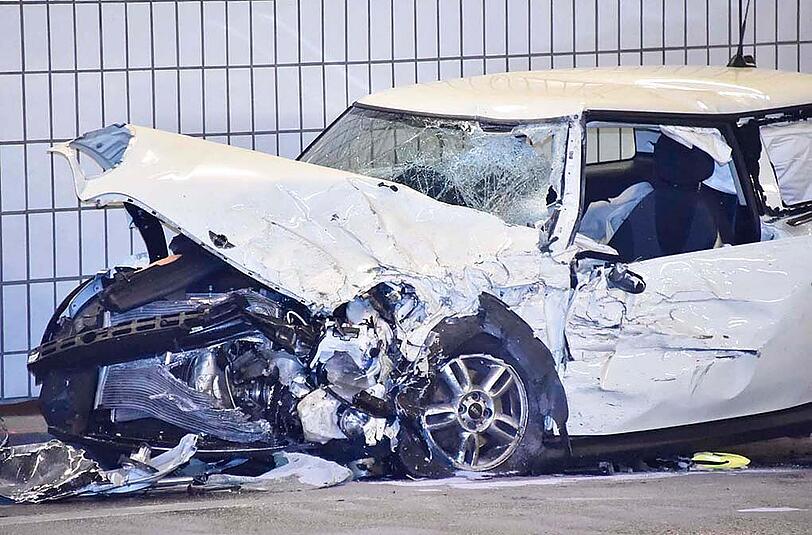 Die 18-jährige Fahrerin wurde dabei eingeklemmt und musste mit schwerem Gerät befreit werden.