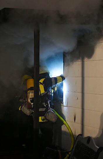 Der Brand in Bogenhausen ereignete sich in den frühen Morgenstunden. Mehrere Trupps, ausgerüstet mit schwerem Atemschutz und C-Strahlrohr, begannen sofort mit den Löscharbeiten.