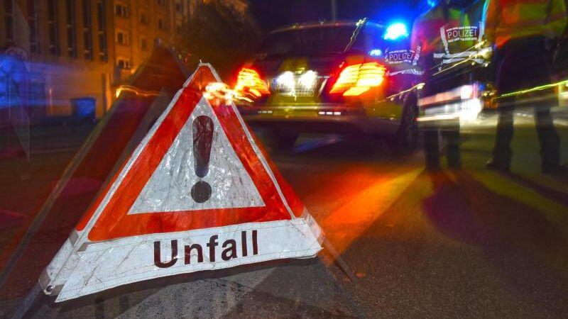 Ein Warndreieck mit dem Schriftzug "Unfall" steht auf einer Straße. Foto: Patrick Seeger/dpa/Symbolbild