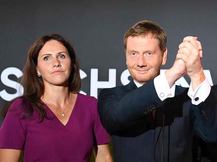 Michael Kretschmer, Ministerpräsident von Sachsen und seine Lebensgefährtin Annett Hofmann bei der CDU-Wahlparty in Dresden.