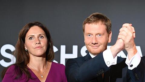 Michael Kretschmer, Ministerpräsident von Sachsen und seine Lebensgefährtin Annett Hofmann bei der CDU-Wahlparty in Dresden.