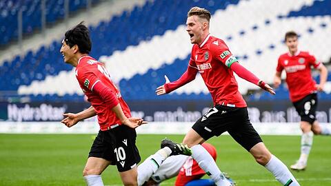 Genki Haraguchi (l) und Marvin Ducksch retteten Hannover 96 noch einen Punkt gegen den HSV.