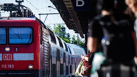 Fahrgäste warten im Bahnhof auf eine Regionalbahn.