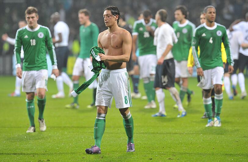 MESUT ÖZIL: NOTE 3. Brachte Glanz in die DFB-Aktionen. Der Nationalspieler des Jahres 2011 mit den durchdachtesten Aktionen, verzog knapp (45.).